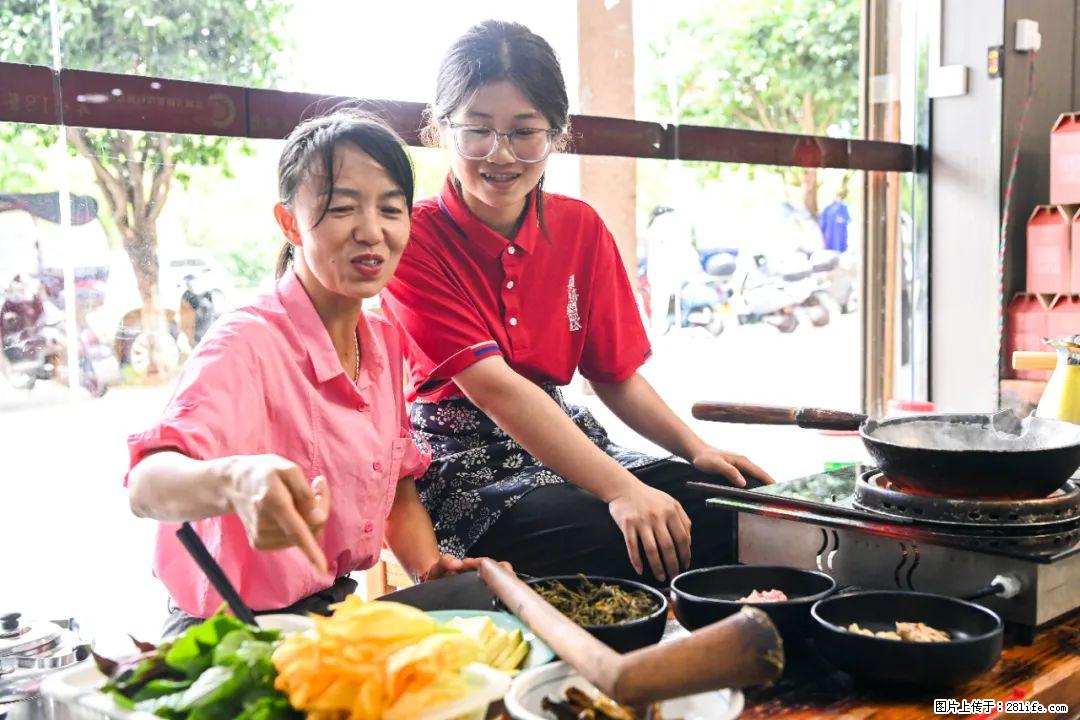 全网追的“扁担女孩”,找了一份暑假工,时薪12元 - 宜宾生活资讯 - 宜宾28生活网 yb.28life.com