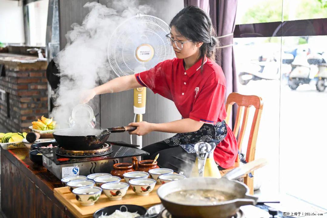 全网追的“扁担女孩”,找了一份暑假工,时薪12元 - 宜宾生活资讯 - 宜宾28生活网 yb.28life.com